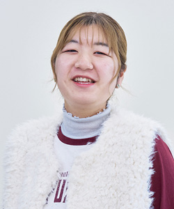 三城 虹 さん
